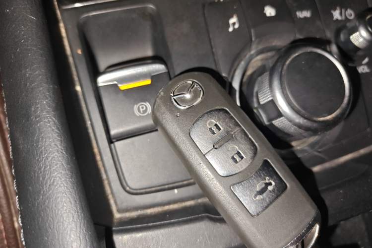 Used Mazda 3 Axela 2017 Sedan 1.5L Automatic Luxury Model China VI Standard Vehicle Key