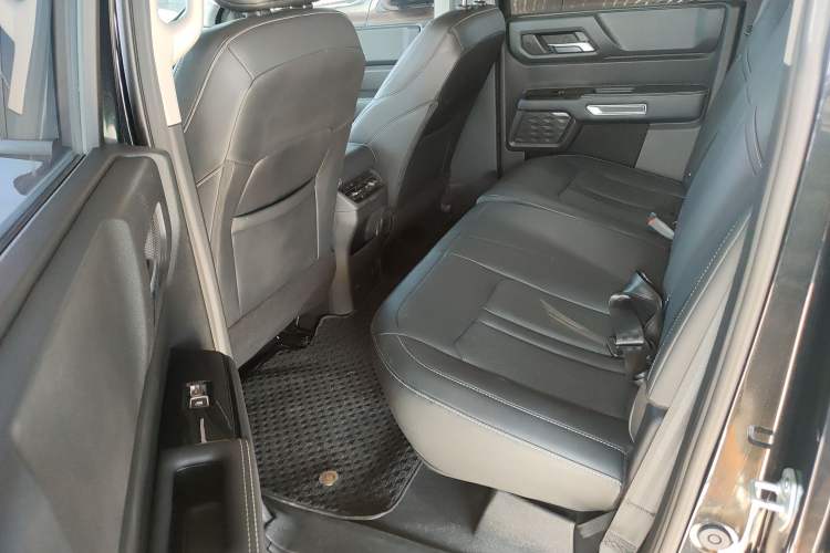 Used JMC DaDao 2023 Pursuer 2.3T Diesel Automatic 4x4 Standard-Wheel Prestige Model
