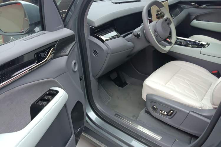 Used Zeekr 009 2024 7-Seater Walk-Through Version Four-Wheel Drive 108 kWh