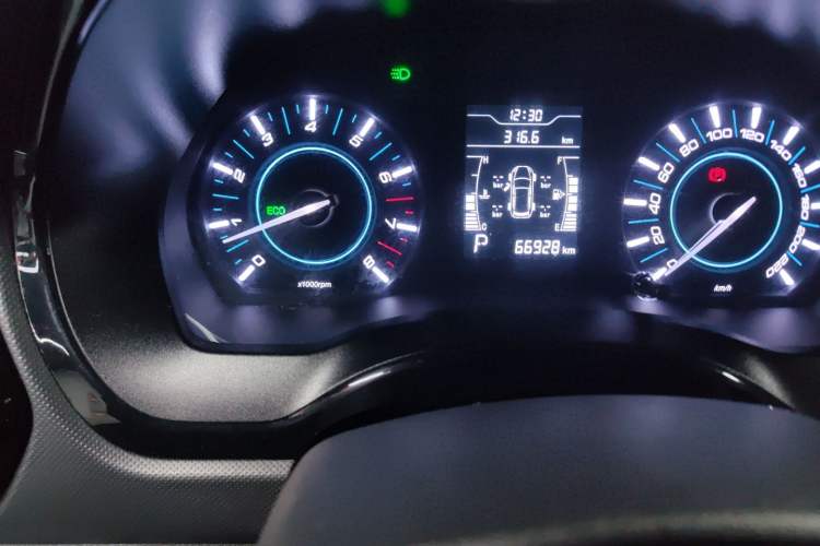 Used Chery Tiggo 3 2016 1.6L CVT ZhiShang Edition Odometer Close Up