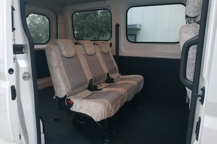 Used SAIC MAXUS Xintu V90 2020 2.0T AMT Yunjie Edition Front-Wheel Drive Rear Single Tire Short Wheelbase Mid-Height 6-Seater
