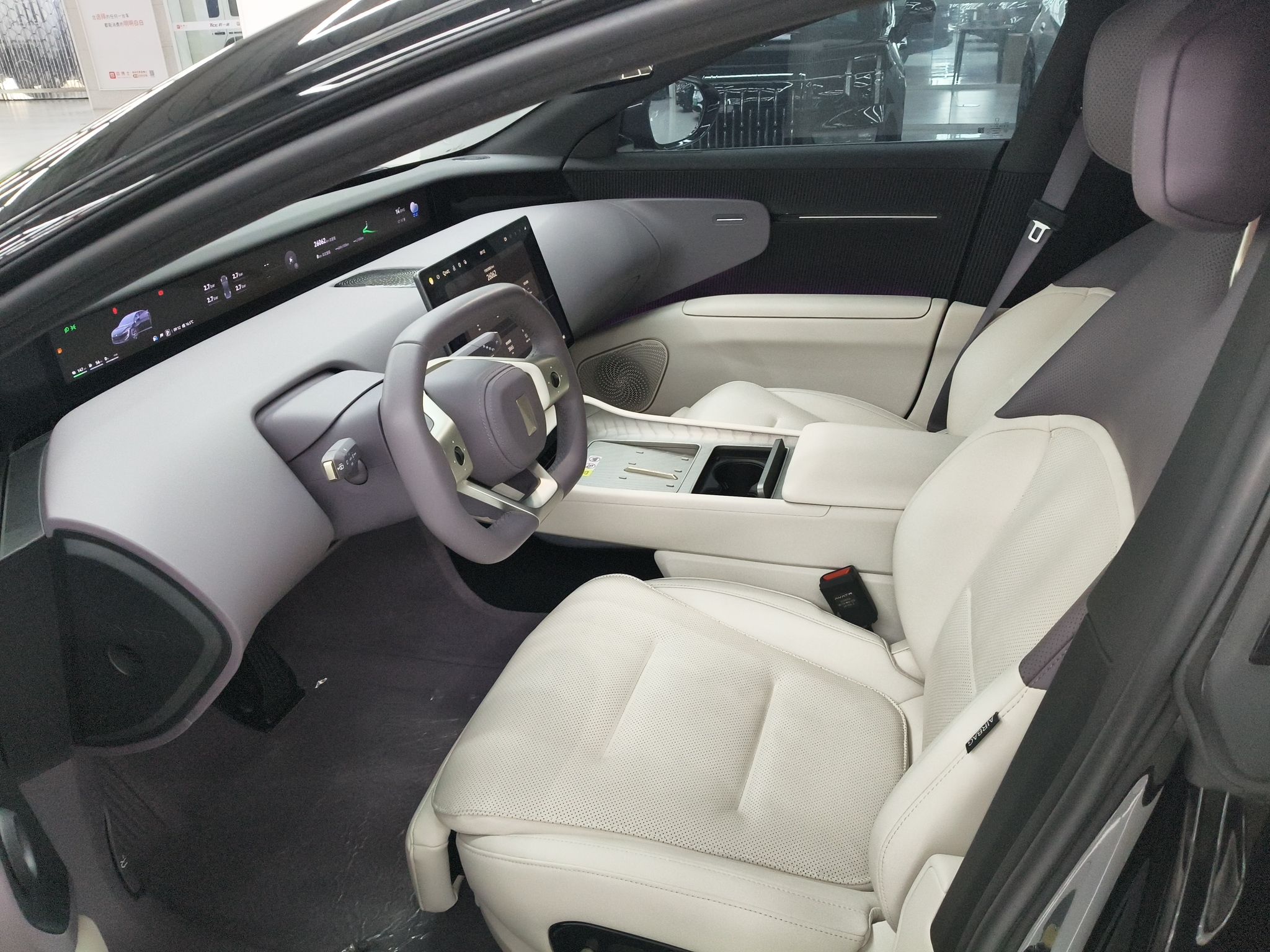 المقاعد الأمامية داخل السيارة