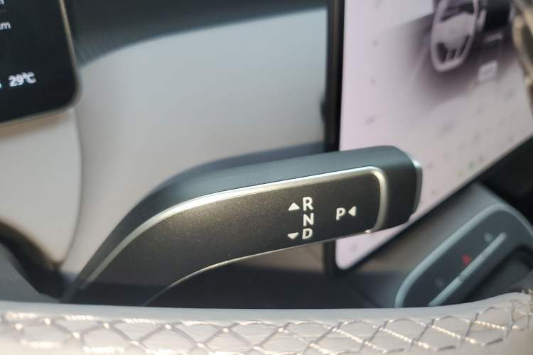 Used Nio ET5T 2025 75 kWh Touring Gear Lever