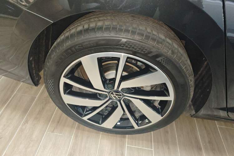 Used Volkswagen Sagitar 2023 300TSI DSG Excellence Edition Right Rear Wheel Hub