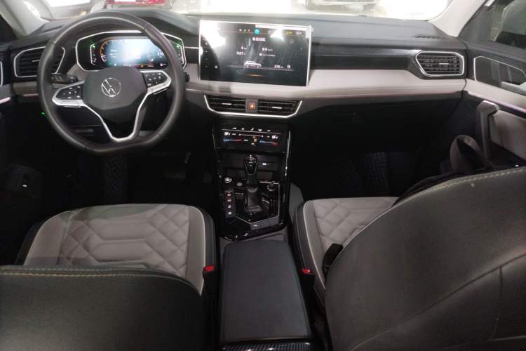 Used Volkswagen Tayron 2023 300TSI Two-Wheel-Drive Luxury Plus Advanced Edition Center Console