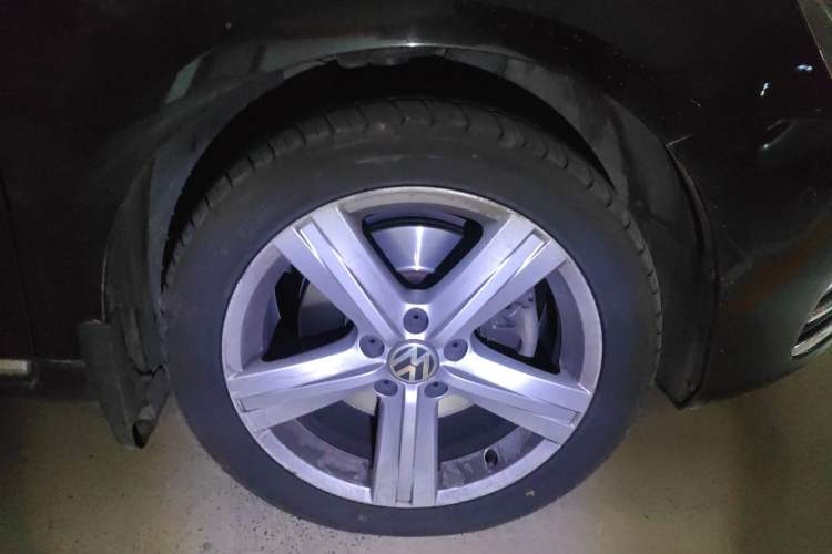 Used Volkswagen Magotan 2015 Revised Version 2.0 TSI Prestige Edition Right Front Wheel Hub