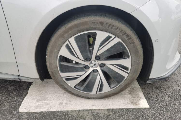 Used Nio ET5 2024 75 kWh Right Front Wheel Hub