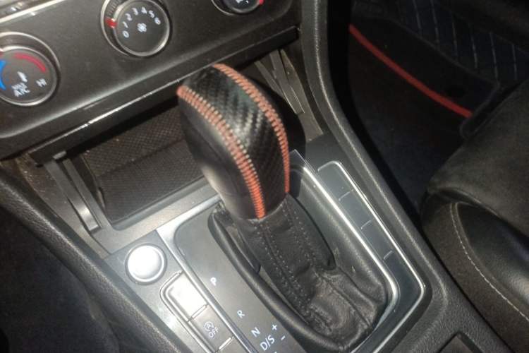 Used Volkswagen Golf 2018 230TSI Automatic Luxury Version Gear Lever