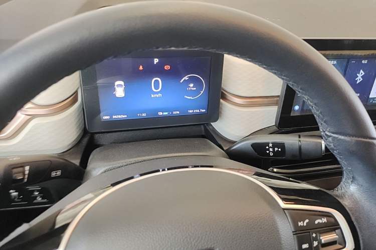 Used SOL E10X 2021 302 km Range Luxury Version 30.2 kWh Gear Lever