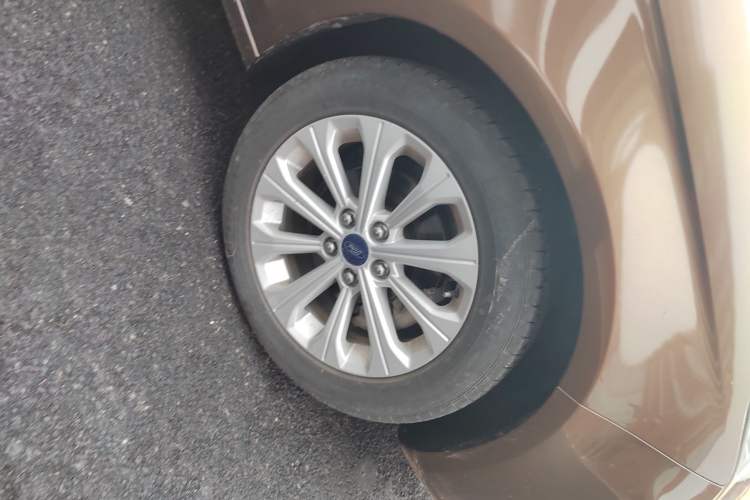 Used Ford Escort 2015 1.5L Automatic Fashion Model Exterior 7