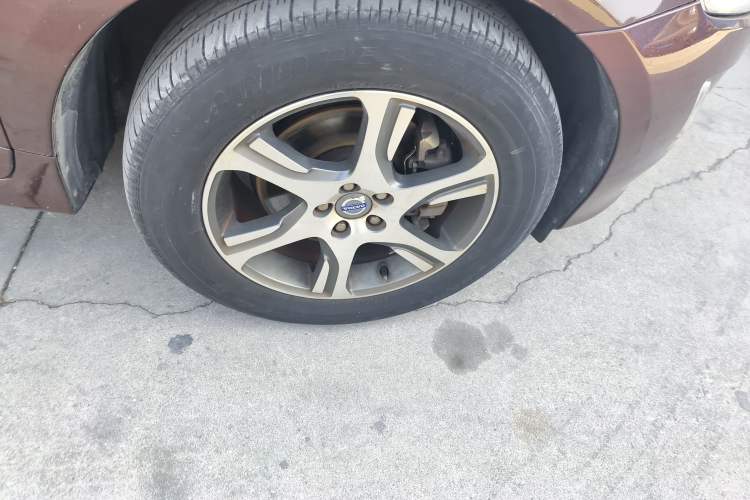 Used Volvo XC60 2015 T5 AWD Zhiyuan Edition Right Front Wheel Hub