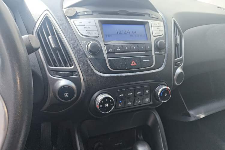 Used Hyundai ix35 2013 2.0L Automatic 2WD Comfort GL China IV Standard Audio And AC Panel