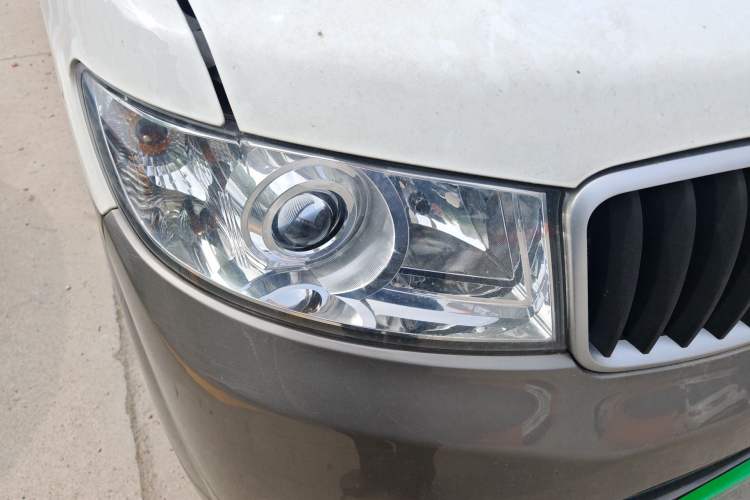 Used Jinbei New Hiace X30L 2023 1.5L Super Enjoyment Van 2/5 Seats Non-Air-Conditioned Version SWC15M Right Front Headlight