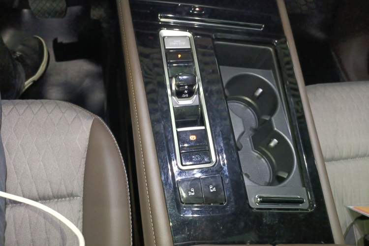 Used Volkswagen Viloran 2023 Revised 330TSI Business Edition Gear Lever