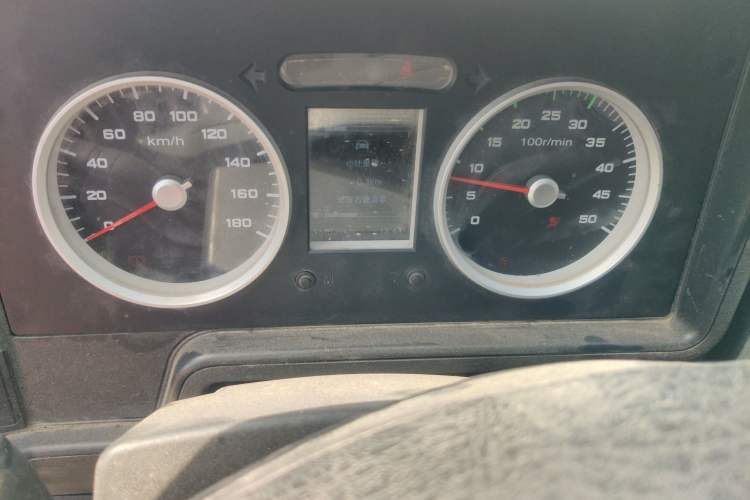 Used Iveco Daily 2020 2.5T A35 Passenger Van Single-Tire Mid-Roof Design 5-9 Seater with Sliding Side Door Meeting China VI Emission Standards
