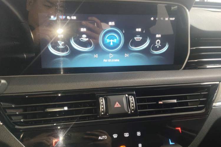 Used Hongqi HS5 2022 Revised Version 2.0T Smart Connect Flagship Edition Audio And AC Panel