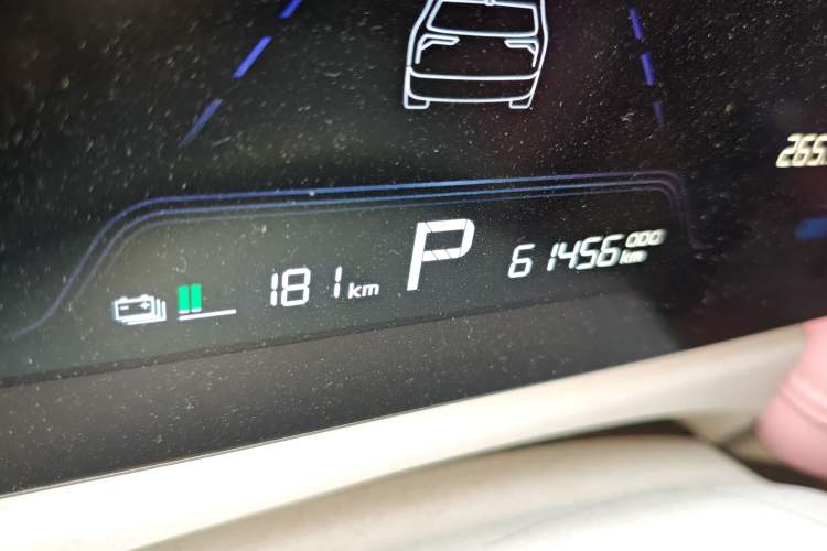 Used Geometry E Firefly 2024 401 km Fluorescent Odometer Close Up