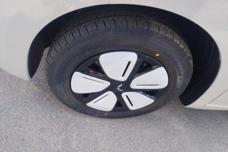 Used Wuling Hongguang MINIEV 2025 Four-Door Version Advanced Edition Exterior 4