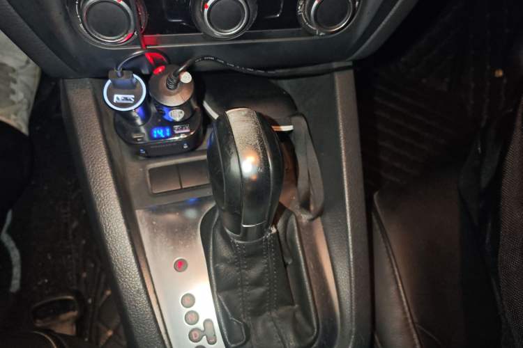 Used Volkswagen Sagitar 2012 1.6L Automatic Comfort Edition Gear Lever