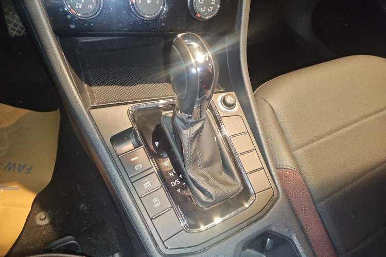 Used Volkswagen Bora 2020 1.5L Automatic Comfort Model Gear Lever