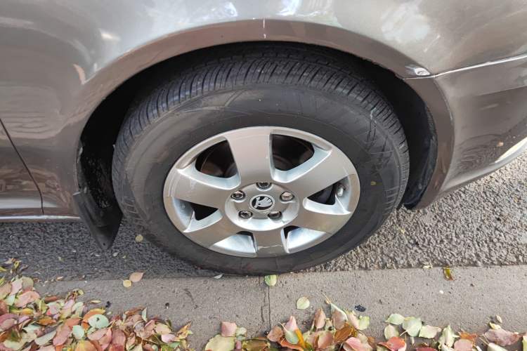 Used Skoda Octavia 2010 1.6L Automatic Eado Edition Right Front Wheel Hub