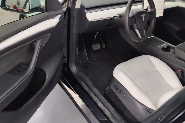 Used Tesla Model Y 2022 Long-Range All-Wheel-Drive Version
