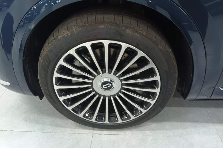 Used Hima AITO M8 2025 Model Pure Electric Ultra Six-Seat Four-Wheel-Drive Version