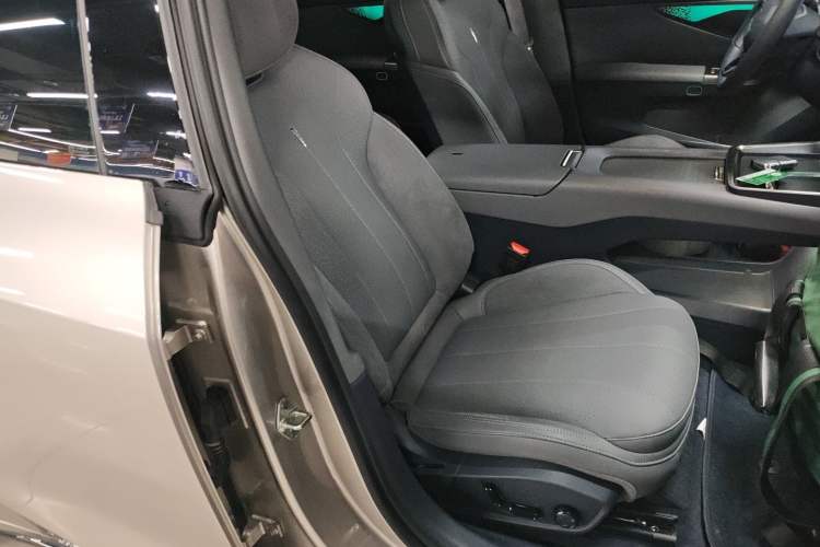 Used Lynk & Co 07 2024 EM-P 126 Long-Range Halo Right Front Seat