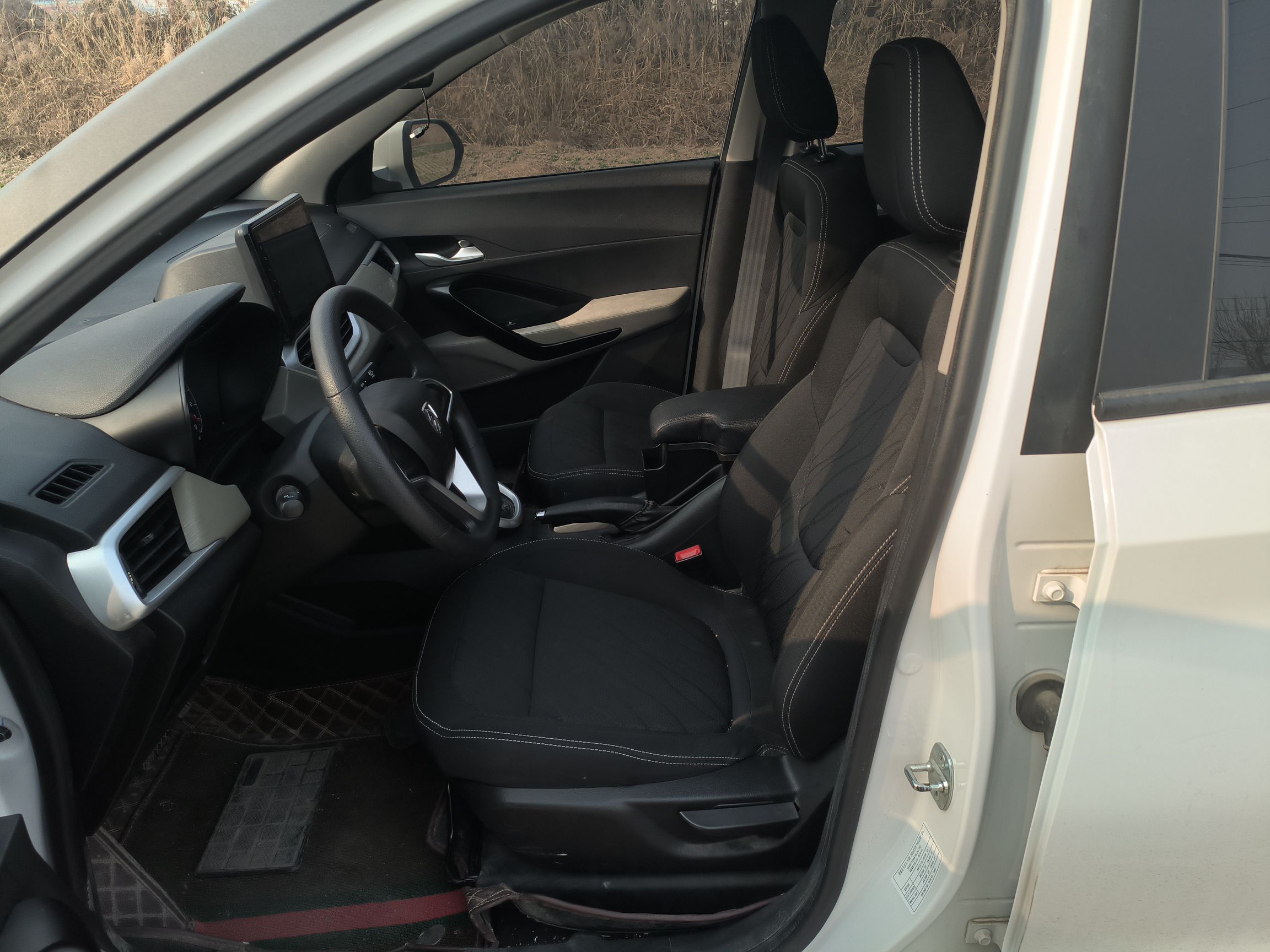 المقاعد الأمامية داخل السيارة