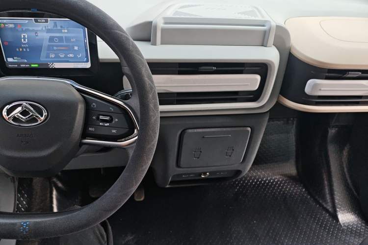 Used SAIC MAXUS Dana V1 2025 Low-Roof Multi-Function Version 50 kWh
