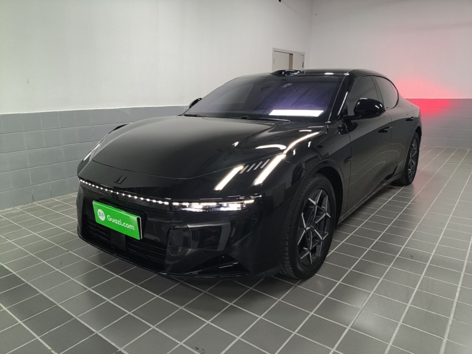 Unter der Vorderseite des Autos