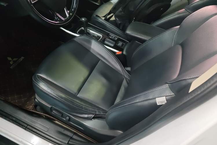 Used Mitsubishi Outlander 2019 2.0L Two-Wheel Drive Comfort Edition 5 Seats China VI Standard
