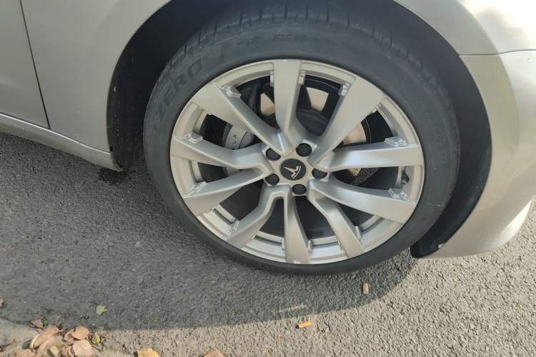 Used Tesla Model 3 2020 Revised Version Standard Range Rear-Wheel Drive – Upgraded Edition Right Front Wheel Hub