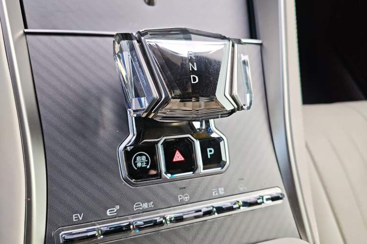 Used Denza Z9GT 2024 1100 4x4 Pro Version Gear Lever