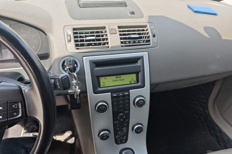 Used Volvo S40 2011 2.0L Automatic Zhiya Edition Audio And AC Panel