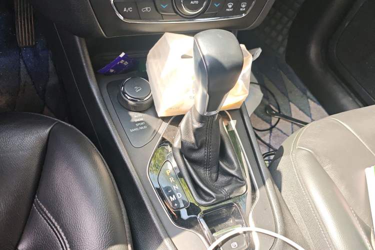 Used Jeep Cherokee 2019 2.0T Four-Wheel Drive Exclusive Edition China VI Emission Standard Gear Lever