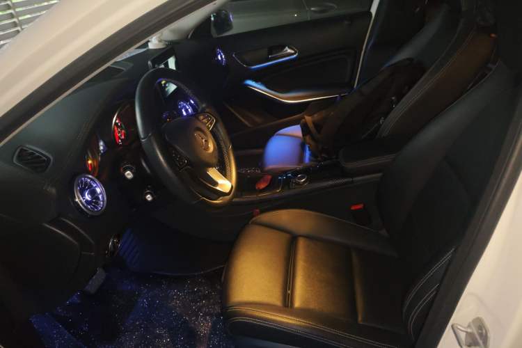 Used Mercedes-Benz GLA 2017 GLA 220 4MATIC Fashion Model Left Front Seat