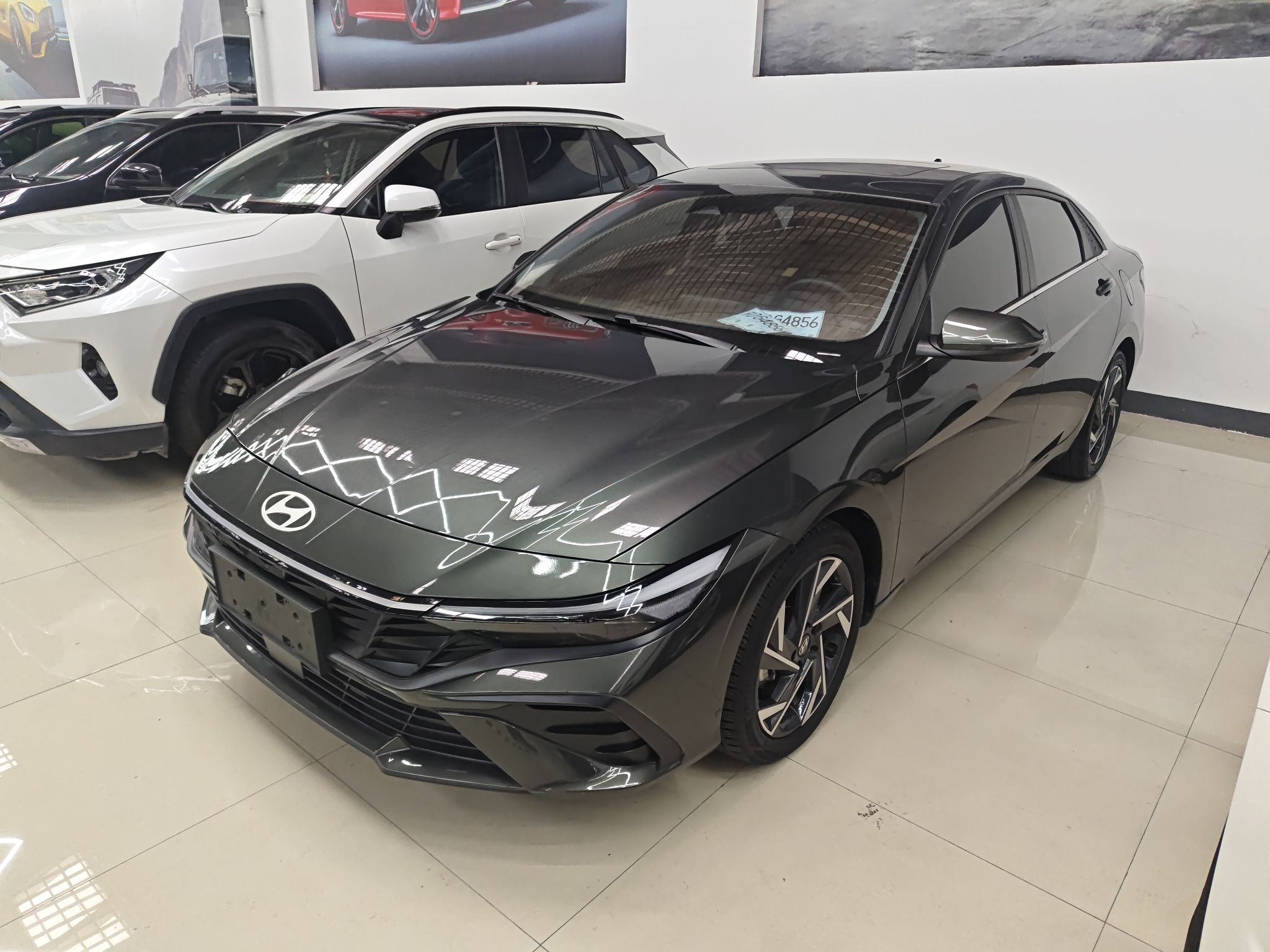 تحت مقدمة السيارة