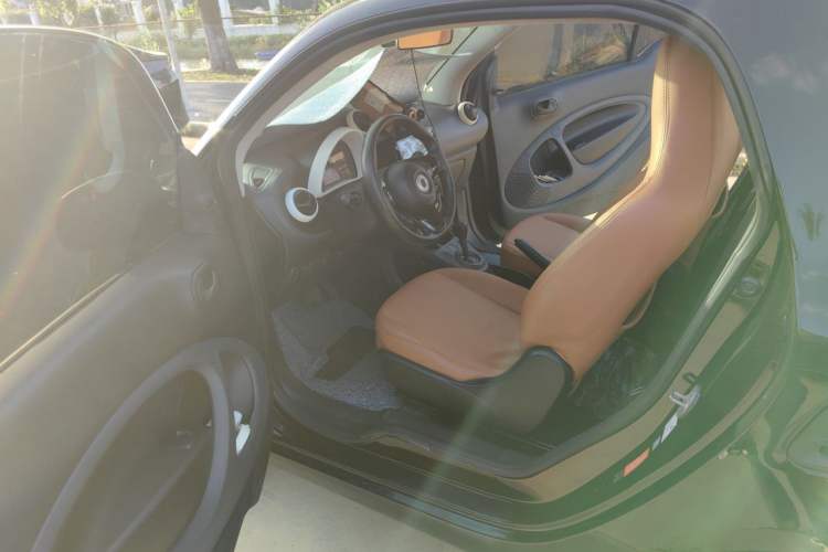 Used smart fortwo 2015 1.0L 52 kW hardtop Dynamic version