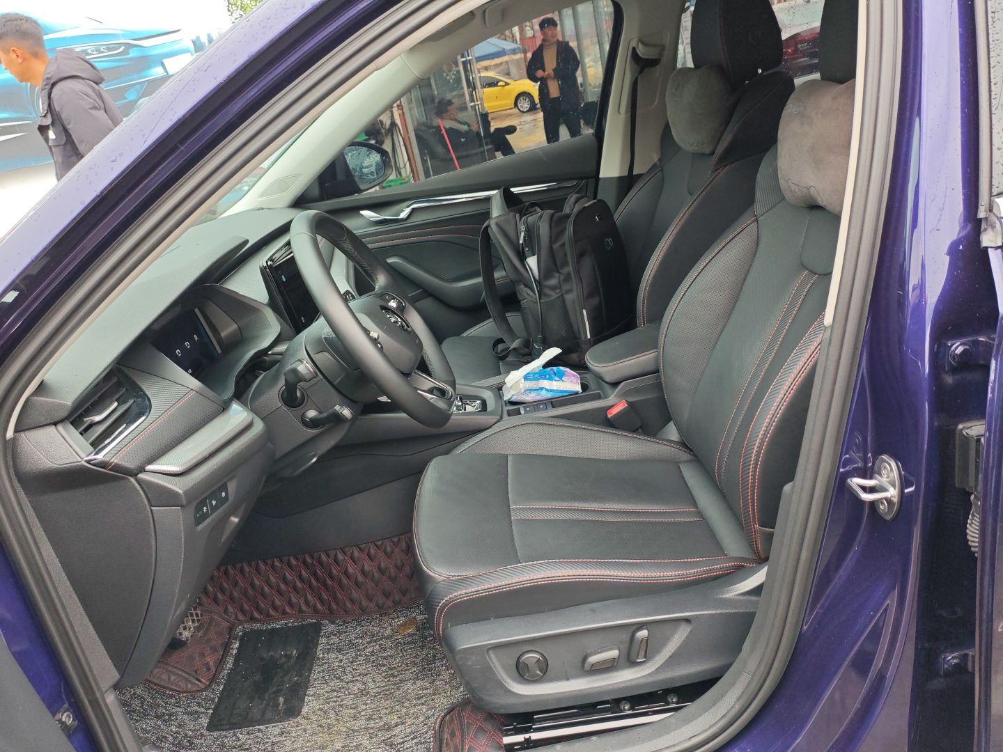 المقاعد الأمامية داخل السيارة