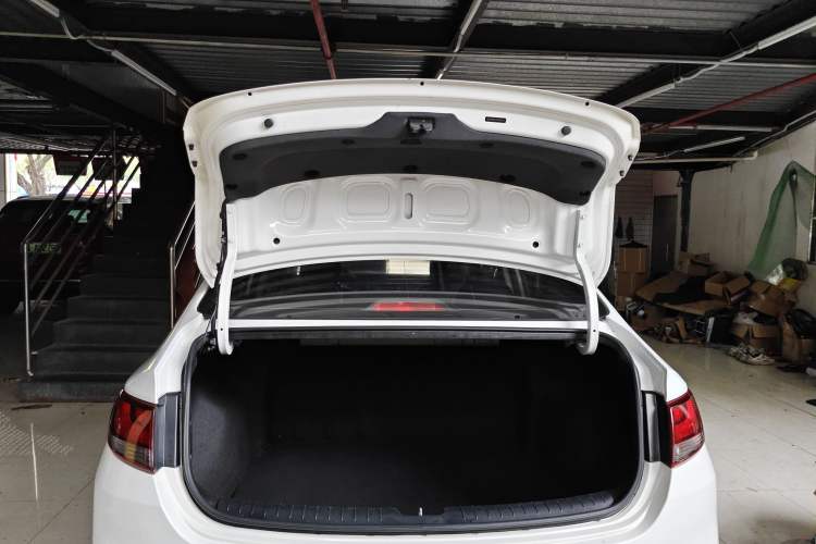 Used Hyundai Celesta 2017 1.6L Automatic Enjoyment Version GLS Trunk