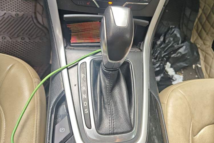 Used Ford Edge 2015 2.0T GTDi Two-Wheel-Drive High-Line Version