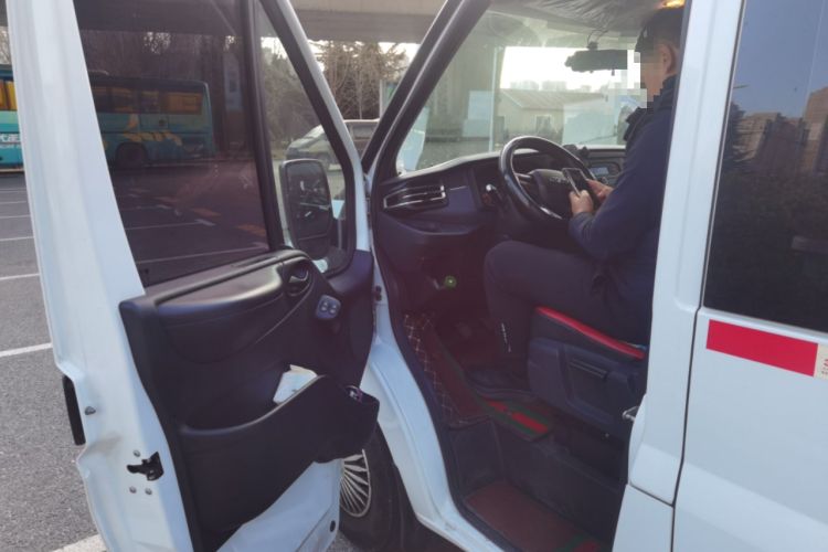 Used JMC Fushun 2023 2.0T Manual Short-Wheelbase Low-Roof Commercial Van 2/3 Seats with Lift-Up Tailgate
