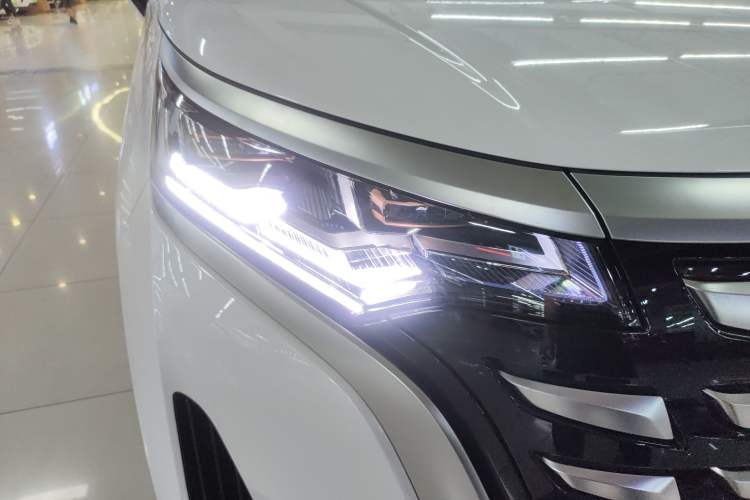 Used Denza D9 2024 DM-i 970 Luxury Model
