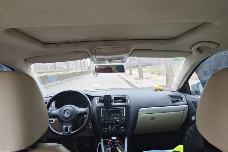 Used Volkswagen Sagitar 2014 1.6L Manual Comfort Model Headliner