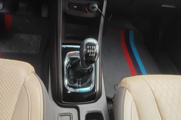 Used Baojun 310W 2017 1.5L Manual Fashion Model China V Gear Lever