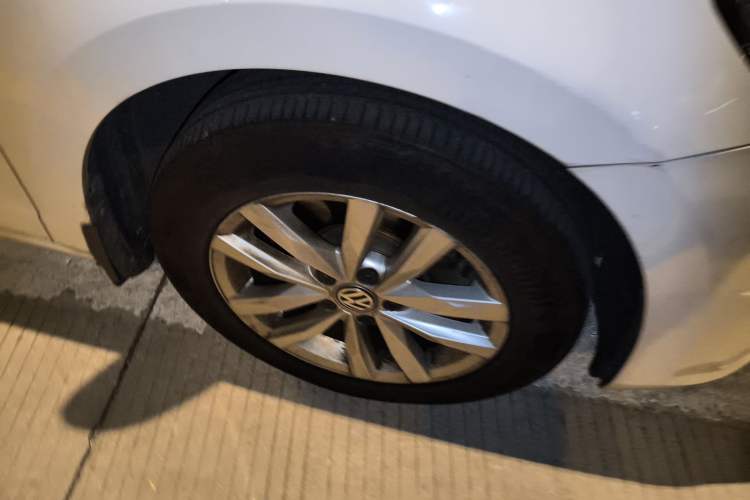 Used Volkswagen Touran 2016 Volkswagen Touran L 280TSI DSG Comfort Edition Right Front Wheel Hub