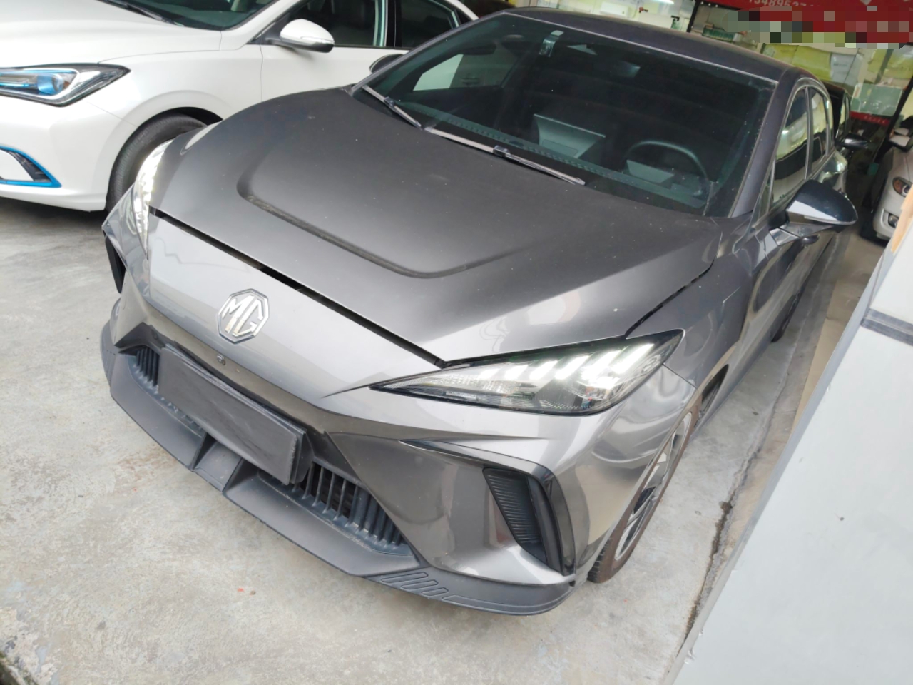 Под передней частью автомобиля