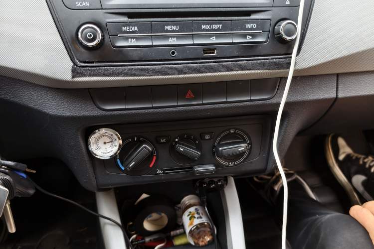 Used Skoda Fabia 2015 1.4L Manual Front-Wheel Drive Model Audio And AC Panel