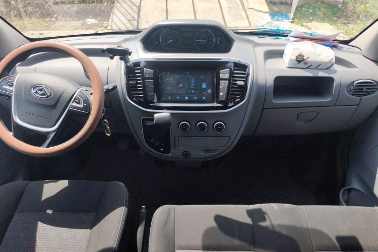 Used SAIC MAXUS Xintu V80 2021 2.0T AMT Classic Aoyuntong Short Wheelbase Mid-Roof 5/6-Seater
